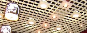 Светильники для реечного потолка: советы дизайнеров по выбору и размещению изделий