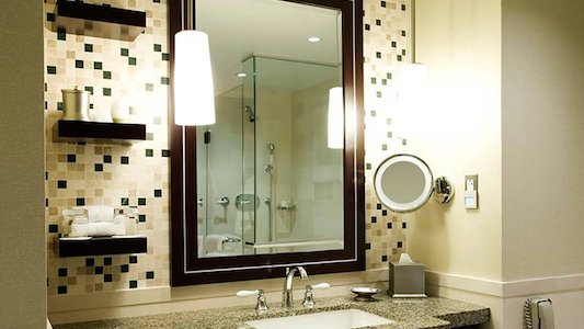 Вариант #2 подсветки зеркала в ванной комнате: фото
