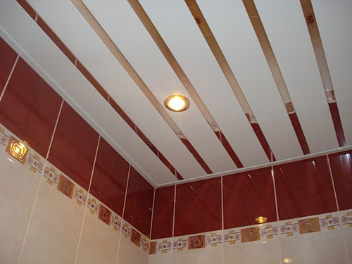 Потолок реечный купить леруа. Реечный потолок в ванной. Реечный потолок в санузле. Алюминиевый потолок в ванной. Реечный потолок в туалет.